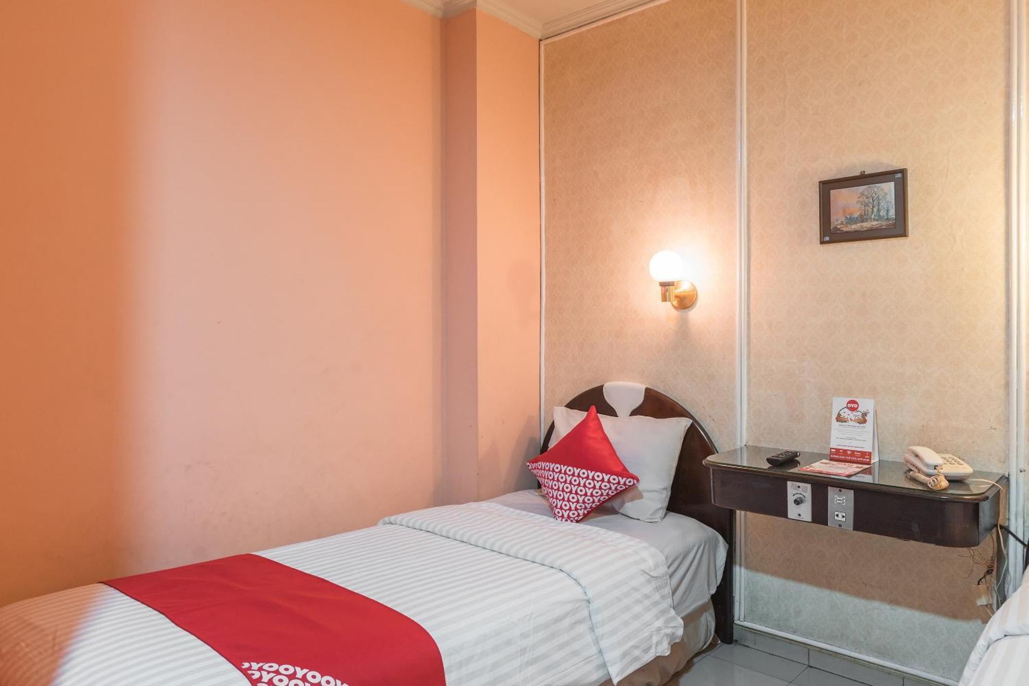 Oyo 671 Hotel Capitol Джакарта Экстерьер фото