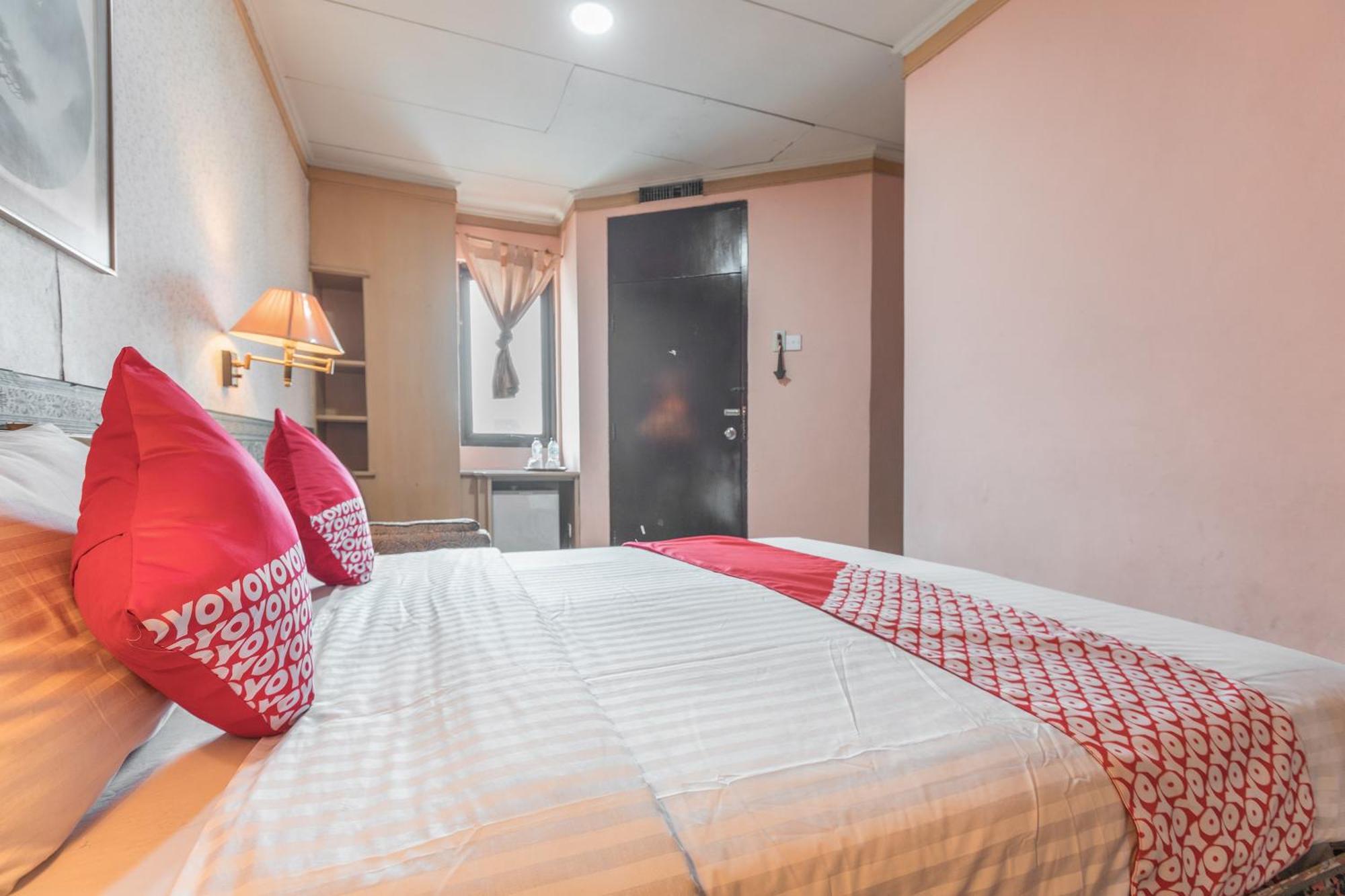 Oyo 671 Hotel Capitol Джакарта Экстерьер фото
