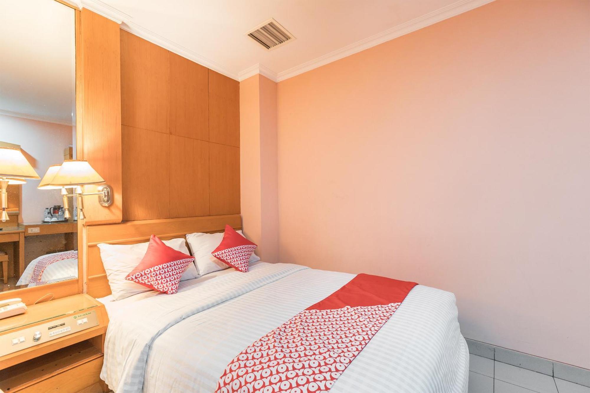 Oyo 671 Hotel Capitol Джакарта Экстерьер фото