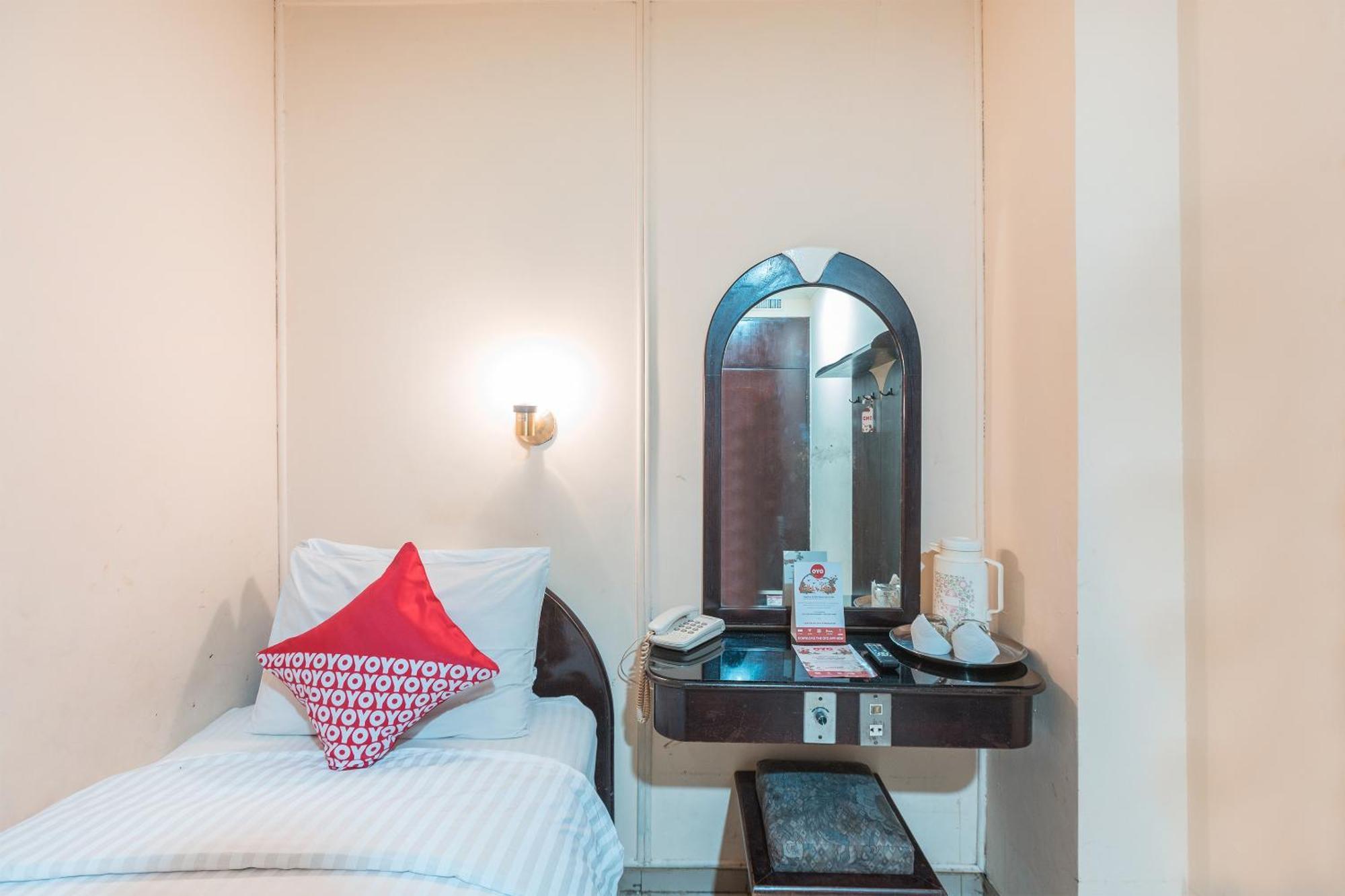 Oyo 671 Hotel Capitol Джакарта Экстерьер фото