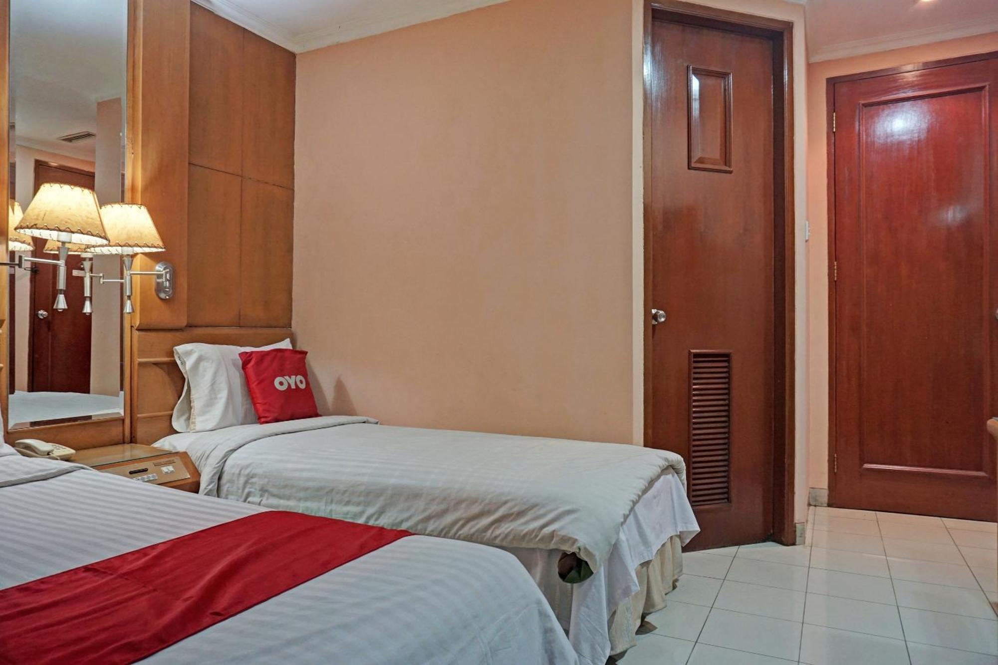 Oyo 671 Hotel Capitol Джакарта Экстерьер фото