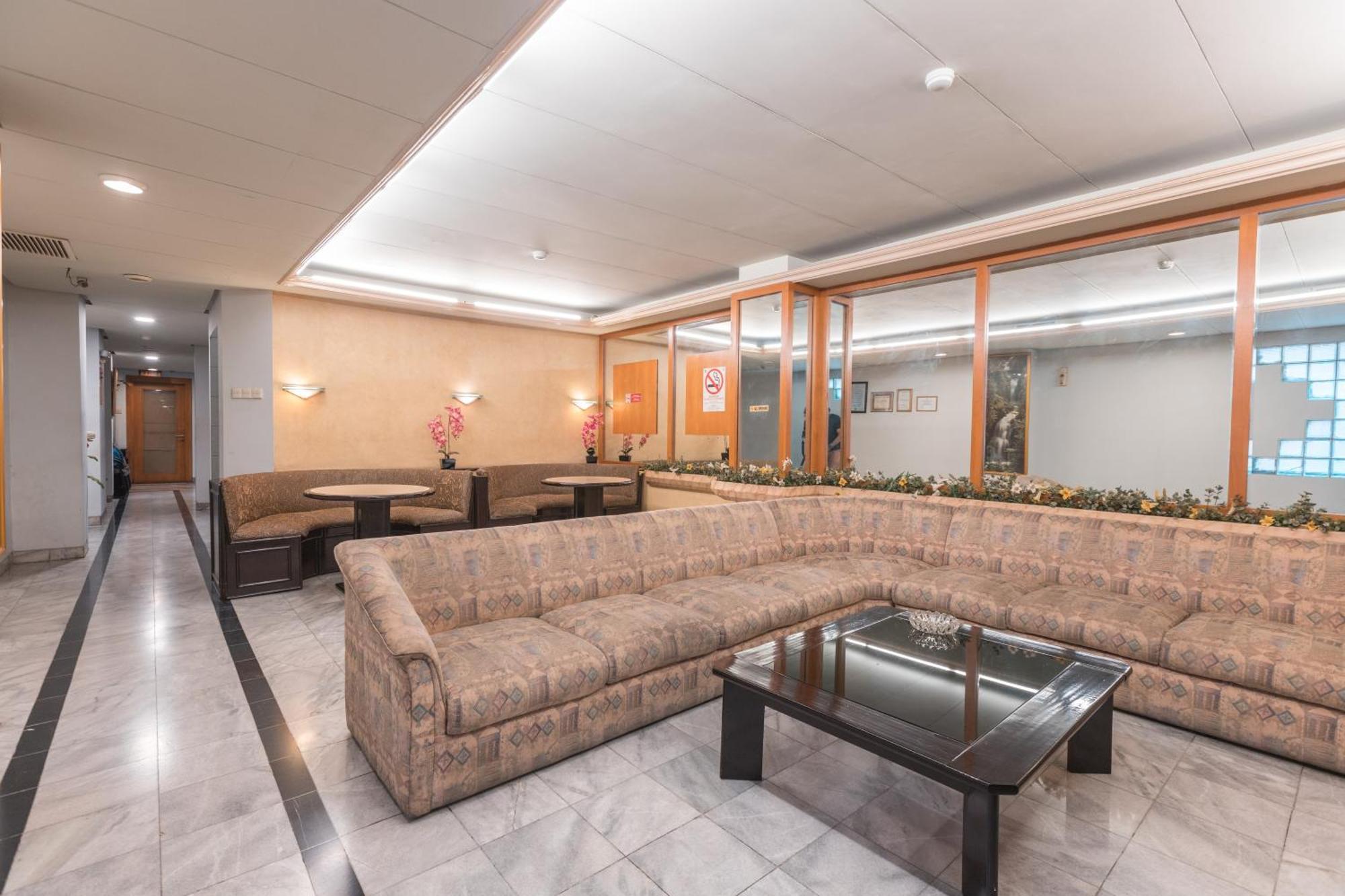 Oyo 671 Hotel Capitol Джакарта Экстерьер фото