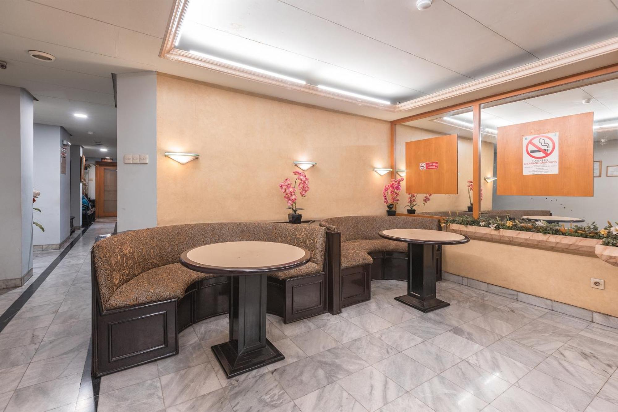 Oyo 671 Hotel Capitol Джакарта Экстерьер фото