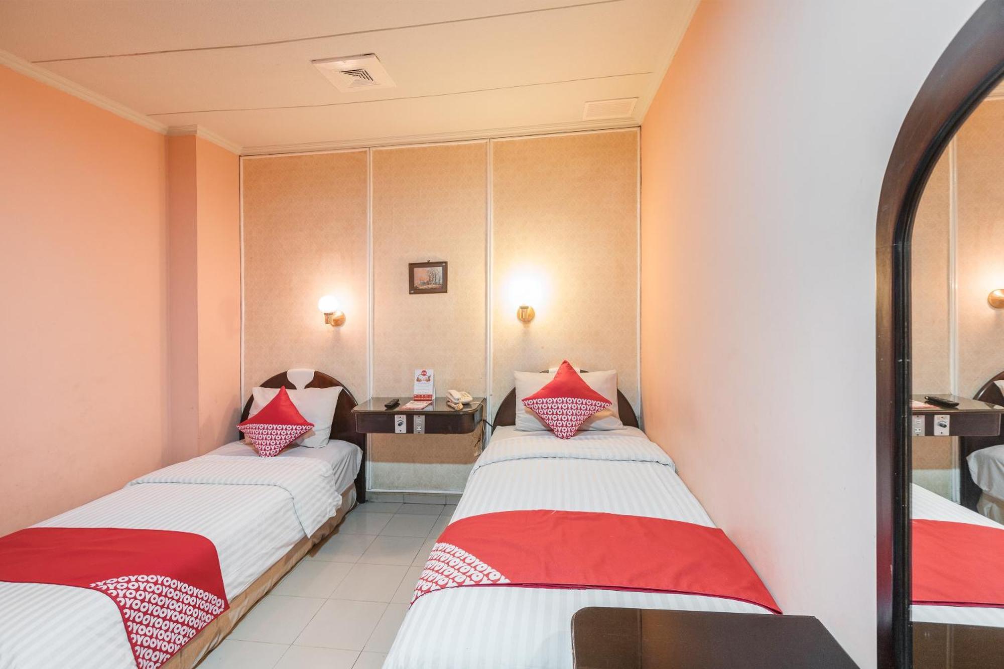 Oyo 671 Hotel Capitol Джакарта Экстерьер фото