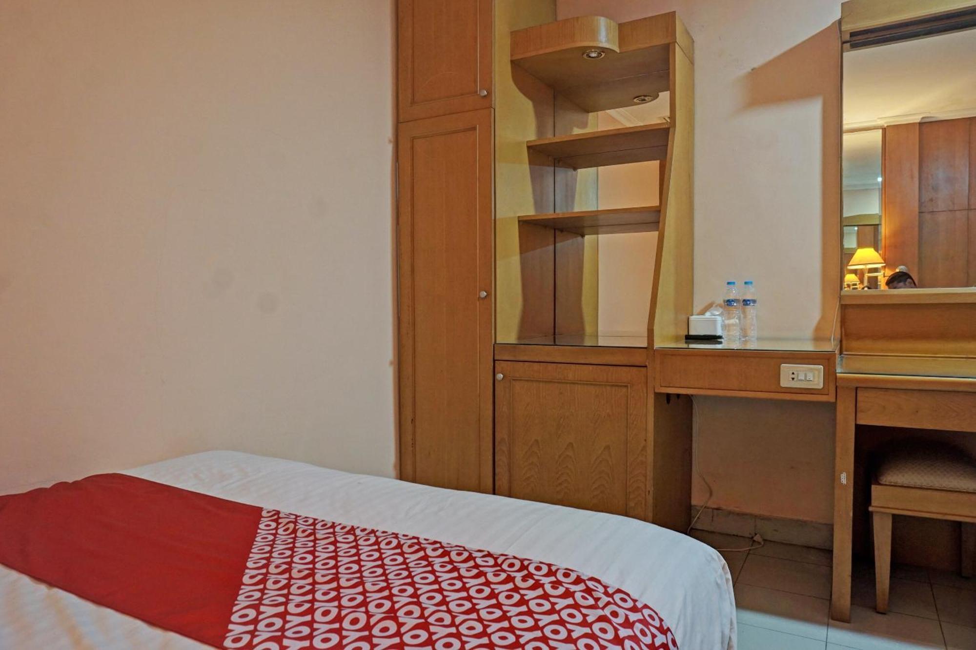 Oyo 671 Hotel Capitol Джакарта Экстерьер фото