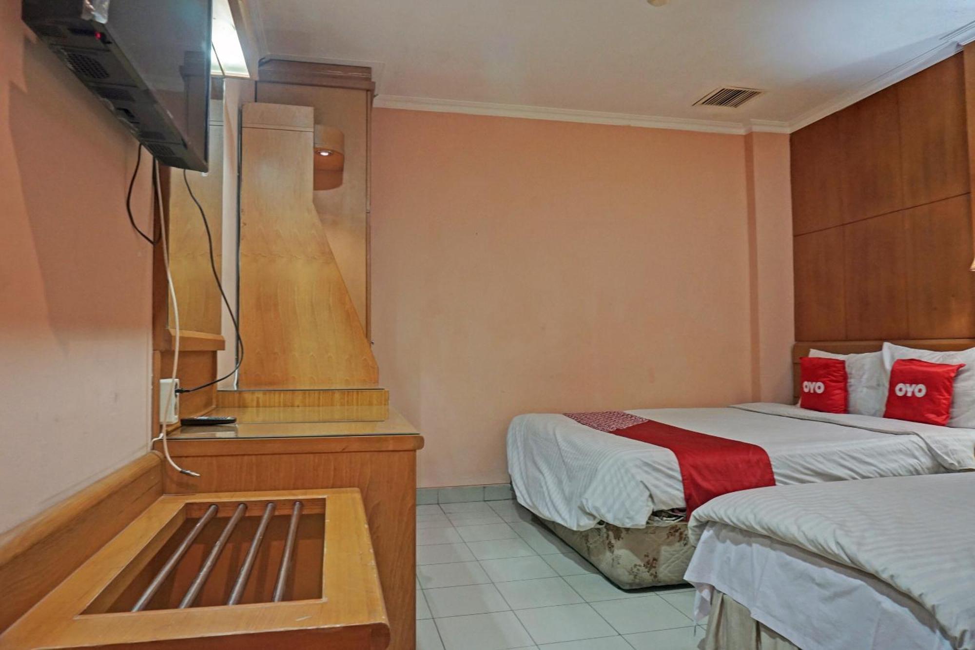 Oyo 671 Hotel Capitol Джакарта Экстерьер фото