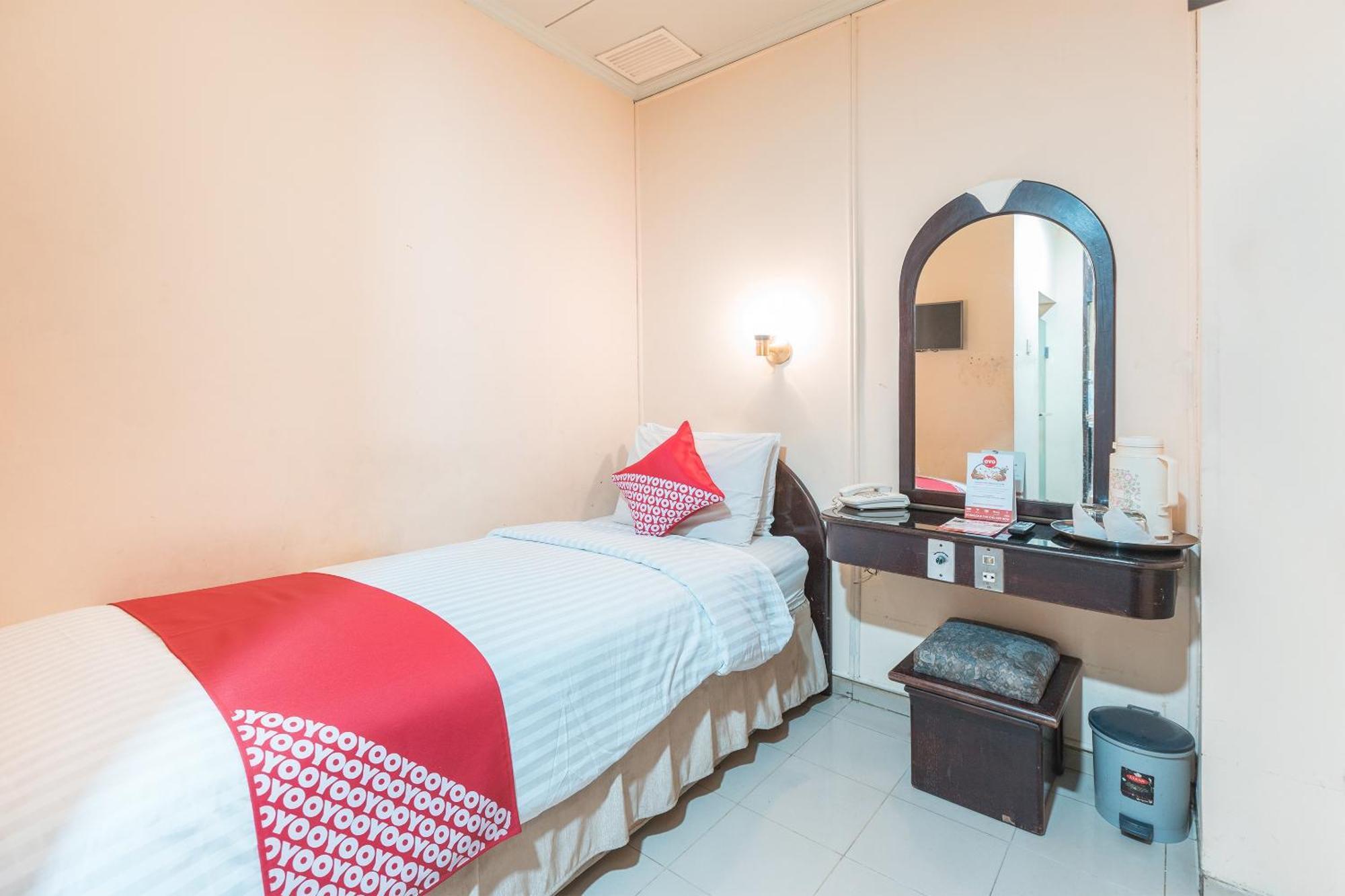 Oyo 671 Hotel Capitol Джакарта Экстерьер фото