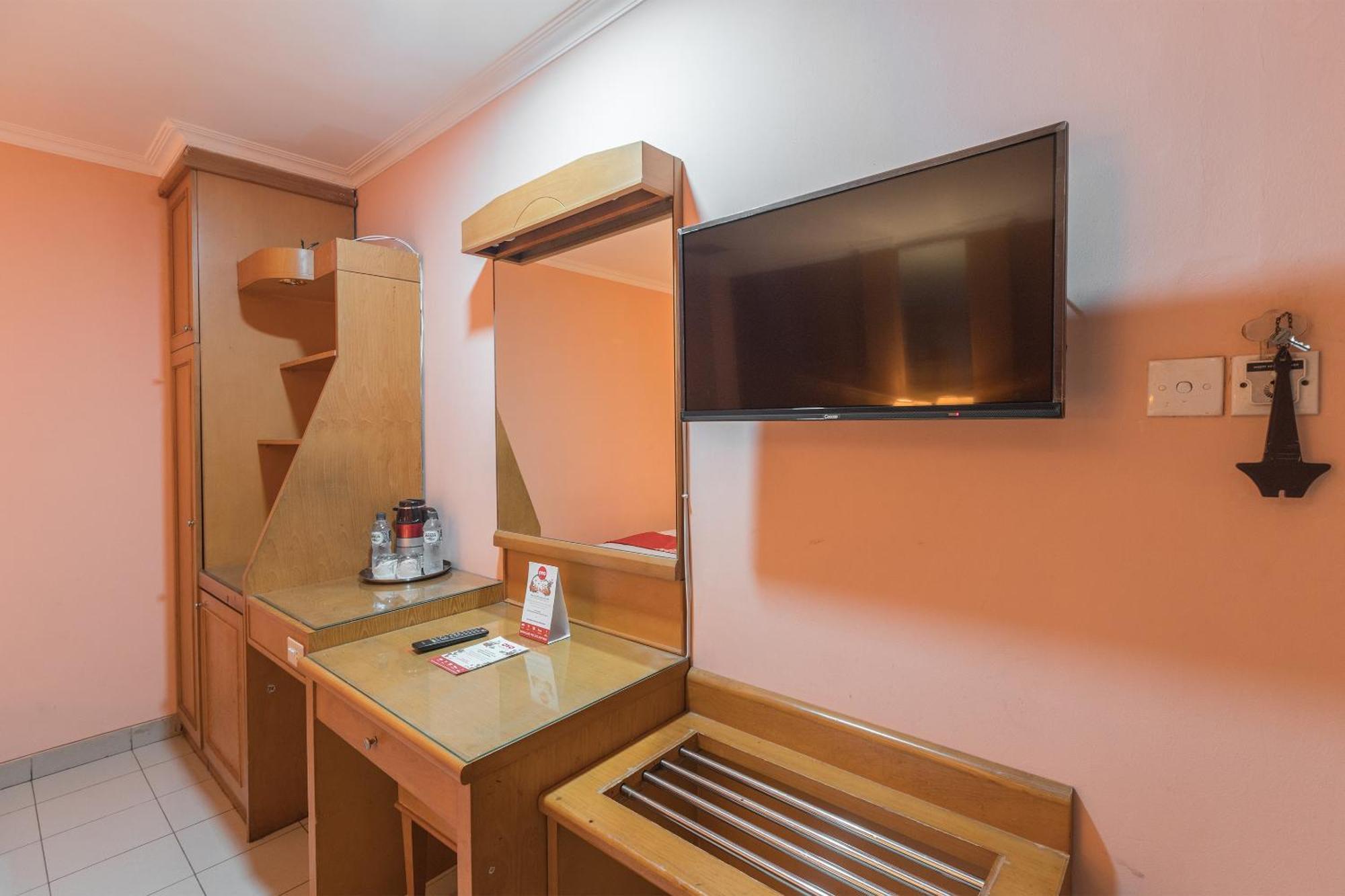 Oyo 671 Hotel Capitol Джакарта Экстерьер фото