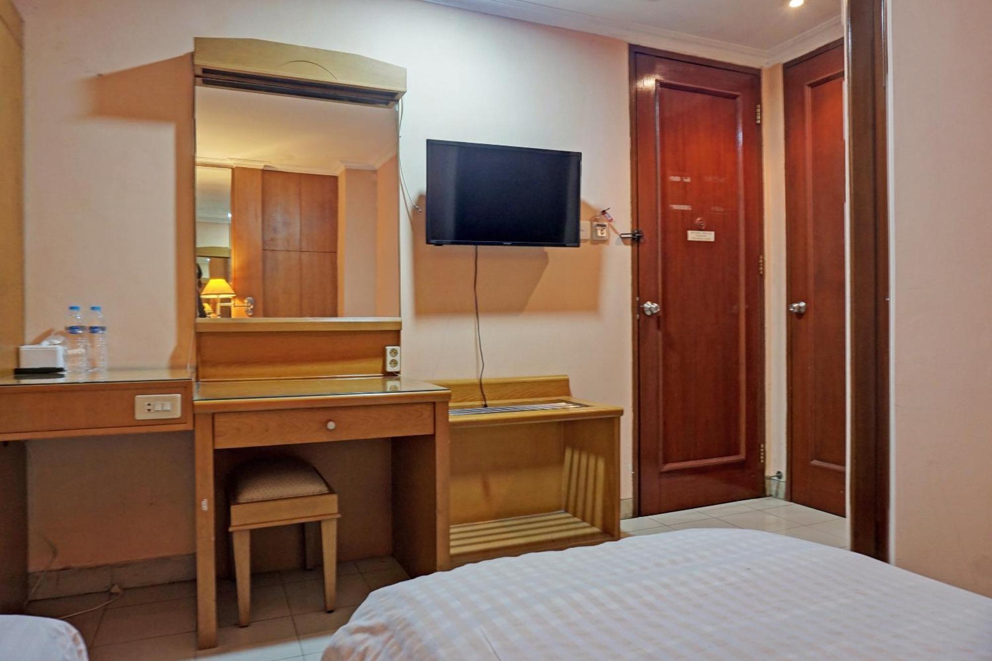Oyo 671 Hotel Capitol Джакарта Экстерьер фото