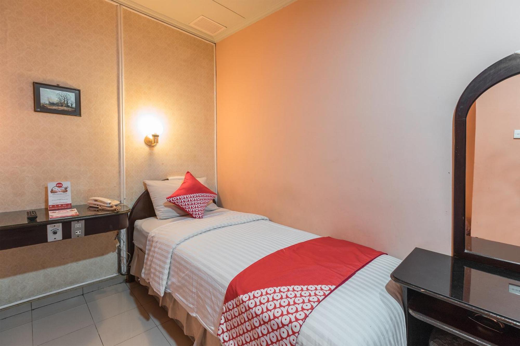 Oyo 671 Hotel Capitol Джакарта Экстерьер фото
