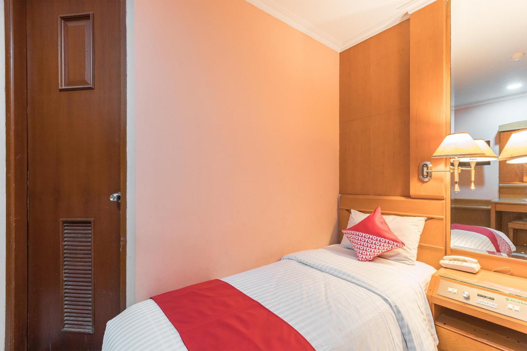 Oyo 671 Hotel Capitol Джакарта Экстерьер фото