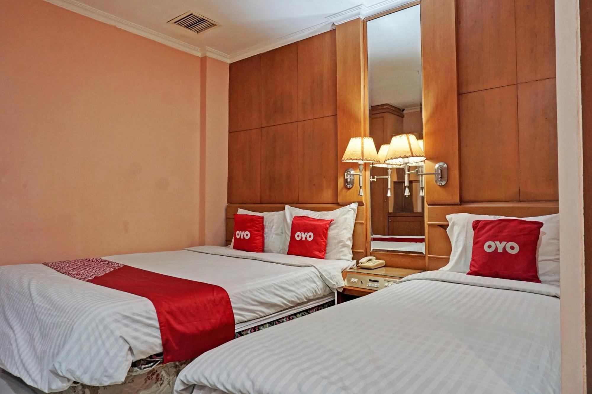 Oyo 671 Hotel Capitol Джакарта Экстерьер фото