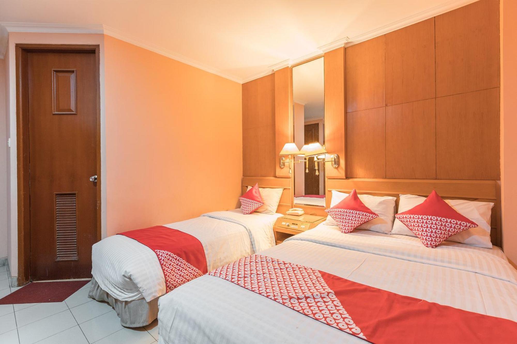 Oyo 671 Hotel Capitol Джакарта Экстерьер фото